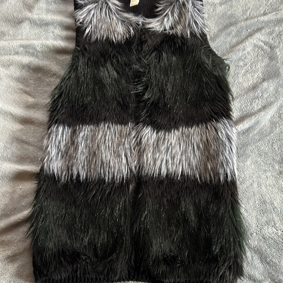 H & M adorable faux fur ombré tones long sweater vest ⚫️⚪️ - Picture 3 of 7